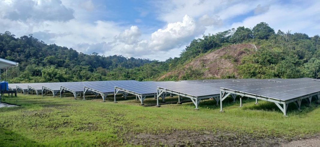 Sarawak mempunyai kelebihan besar dalam memacu kelestarian tenaga melalui sumber boleh diperbaharui, termasuk projek solar yang kini giat dibangunkan di kawasan luar bandar bagi memperluas akses elektrik. Pendekatan menyeluruh ini bukan sahaja mengurangkan kebergantungan pada bahan api fosil, tetapi juga memastikan bekalan tenaga mampan sambil menjaga kelestarian alam sekitar untuk generasi akan datang.